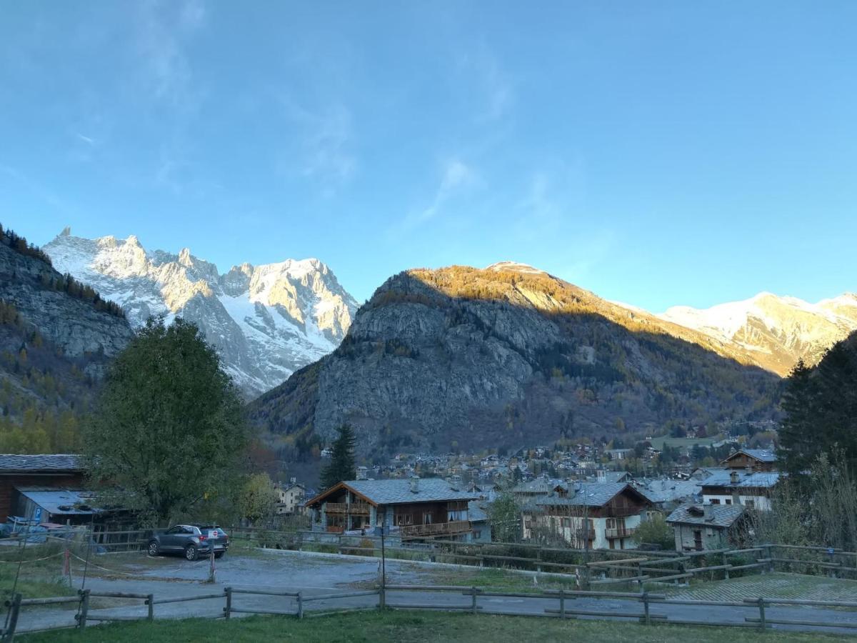 Casa Dolonne - A Un Passo Dallo Sci Courmayeur Exterior photo